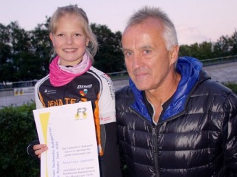 Gerald Mortag überreicht Anna-Lena Lippmann die Urkunde und Anerkennung des Förderkreises als Geraer Nachwuchs-Radsportlerin des Monats Juni 2016.