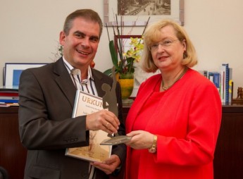 Dr. Viola Hahn beglückwünscht Peter Schmidt zu seiner Auszeichnung mit dem Großen Preis des Mittelstandes und würdigte in diesem Rahmen sein soziales Engagement in seiner Heimatstadt Gera.