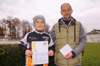 Jens Wenzel vom Vorstand des Förderkreis Radsport Gera e.V. überreicht an Benjamin Bock die Urkunde zum Geraer Nachwuchs-Radsportler des Monats Oktober 2016.