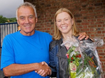 Gemeinsam mit ihrem Trainer Gerald Mortag freut sich Lena Charlotte Reißner über die Nominierung zur JWM im Bahnradsport.