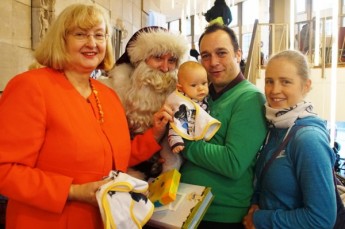 Von Geras Oberbürgermeisterin und vom Weihnachtsmann empfangen: Christian Magiera und Heike Schramm mit ihrem Kinderglück Luise.
