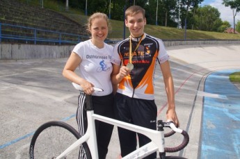 Stephanie Bräunlich, hier mit ihrer Trainerin Heike Schramm, sichert sich Bronze bei der DM Omnium der U15-Schülerinnen in Köln.