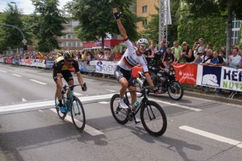 Der Deutsche Straßenmeister von 2017, Marcus Burghardt vom Team „BORA hansgrohe“, gewinnt das Ausscheidungsfahren vor Robert Wagner vom Team „Lotto NL – Jumbo“.