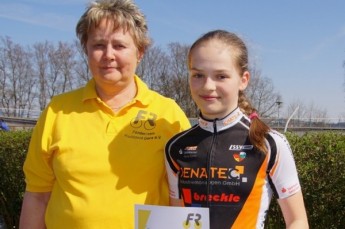 Ute Holfert vom Förderkreis Radsport Gera e.V. übereicht an Lara Röhricht die Urkunde zur Geraer Nachwuchs-Radsportlerin des Monats März 2017.