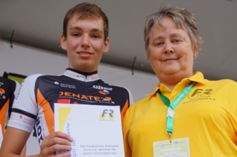 Stephanie Bräunlich wurde als Geraer Nachwuchsradsportlerin des Monats Juli 2017 geehrt. Die Ehrenurkunde überreichte Ute Holfert vom Vorstand des Förderkreis Radsport Gera e.V.