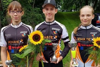Stella, Finn und Lara nach der U15-Siegerehrung in Osterweddingen.