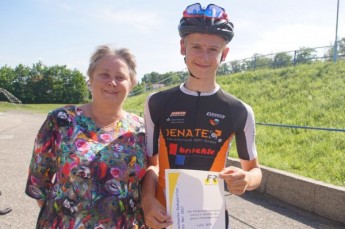 Luke Wilk, Geraer Nachwuchs Radsportler des Monats Mai, erhält die Ehrenurkunde von Ute Holfert, Vorstandsmitglied des Förderkreis Radsport Gera e.V.