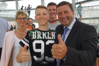 Lucas Küfner gemeinsam mit seinen Eltern Iris und Thomas und dem Gastgeber Volkmar Vogel unter der Kuppel des Reichstagsgebäudes.