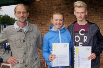 Jens Wenzel vom Vorstand des Förderkreis Radsport Gera überreichte die Urkunden für die Ehrung als Sportlers des Monats August und Juni an Lena Charlotte Reißner und Jannis Peter.