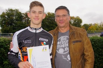 Die Ehrenurkunde für Finn-Marvin Nixdorf als Geraer Nachwuchs-Radsportler des Monats September überreicht Förderkreismitglied Volker Uhlig.