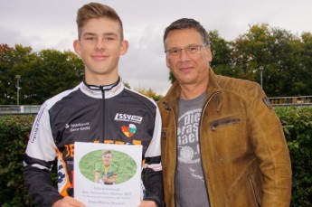 Die Glückwünsche des Radsport-Förderkreises an Finn-Marvin Nixdorf überreicht Förderkreismitglied Volker Uhlig.