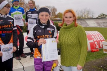Die Urkunde als Geraer Nachwuchs-Radsportlerin des Monats Ok&shy;to&shy;ber erhält Michelle Metzner von Förderkreismitglied Yvonne Wiencek.