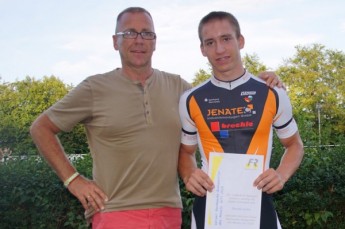 Dennis Kühn wurde als Geraer Nachwuchs-Radsportler des Monats Juli 2018 geehrt. Die Urkunde wurde überreicht von Förderkreismitglied Bernd Herrmann.