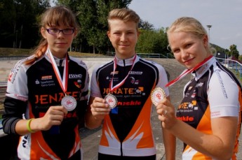 Stella Müller (2.), Lucas Küfner (2.) und Julia Schäfer (1.) holten für den SSV Gera in der Schülerklasse die Medaillen bei der LVM Kurzzeit.