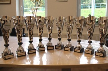 Die Pokale für die Erstplatzierten jeder Altersklasse beim TAG Wohnen Nachwuchs-BahnCup 2019 stehen bereit.