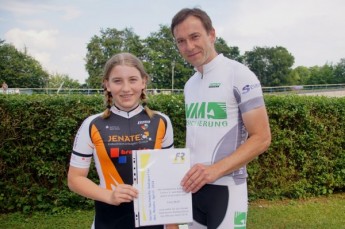 Lara Wolf wurde als Geraer Nachwuchs-Radsportlerin des Monats April 2018 geehrt. Die Urkunde überreichte Kay Nestler, Vorstands&shy;mitglied des Förderkreis Radsport Gera e.V.