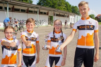 Die erfolgreichen SSV-Nachwuchsradsportler beim 28. Meininger Kriterium: Enie Böttcher (U11w), Felix Jerzyna (U11m), Gwen Böttcher (U13w) und Enzo Albersdörfer U13m).