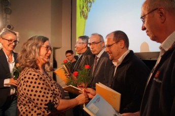 Peter Krasemann wurde für sein ehrenamtliches Engagement mit der Thüringer Ehrenamtscard geehrt. Glückwünsche gab es von Ministerin Heike Werner.