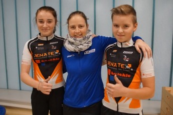 SSV-Schülertrainerin Heike Schramm freut sich gemeinsam mit Michelle Metzner und Arthur Maul  über neun Siege auf der Winterbahn in Frankfurt/Oder.