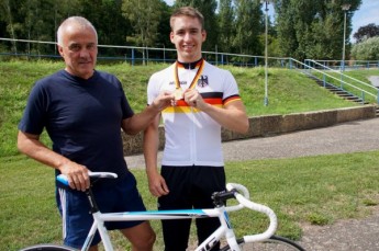SSV-Trainer Gerald Mortag mit seinem Sportler Dennis Kühn, der bei der Deutschen Bahnmeisterschaft in Berlin Gold im Teamsprint errang.