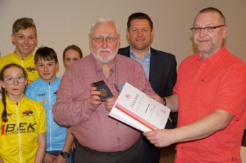 Reinhard Schulze erhält die Ehrenplakette des TRV von Knut Wesser im Beisein von SSV-Präsident Olaf Albrecht.