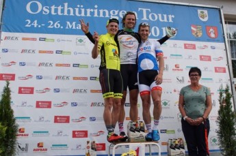 Die drei Erstplatzierten in der AK1 beim Jedermannrennen um den Pokal der Thüringer Landtagspräsidentin gemeinsam mit Cordula Trennwolf vom Org-Team: 1. Oliver Romahn (RSV Team Killerwade), 2. Jacob Tippelt (RC Jena / ILB-Graakjaer Cycling Team), 3. Alexander Loos (BKK Mobil Oil Cycling Team).
