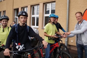 Eine Fahrradpumpe wurde als Staffelstab von der Dix-Regelschule an Ralf Zöller, Schulleiter des Liebe-Gymnasiums, übergeben.