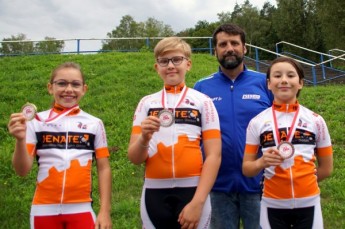 Die U11-Schülerinnen Enie Böttcher, Leonie Wolter und Lucia Wiencek freuen sich gemeinsam mit ihrem Trainer Christian Wiencek über einen kompletten Medaillensatz der Thüringer LVM Straße.