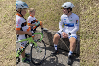 Benjamin Bock im Gespräch mit Geraer Nachwuchssportlern.
