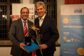 Sportminister Helmut Holter verlieh die Sportplakette des Freistaates an Christian Magiera. (Foto: lsb/Melanie&nbsp;Kahl)