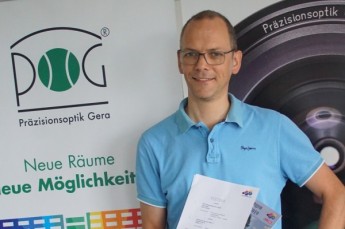 Jan Schubach, Geschäftsführer der POG Präzisionsoptik Gera GmbH, nach Unterzeichnung der Vereinbarung mit dem SSV Gera zur Förderung der Ostthüringen Tour 2021.
