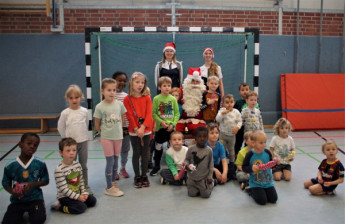 Nach Sport und Spiel kommt die Bescherung. Geraer Sportkinder trafen in der Schulturnhalle den Nikolaus.