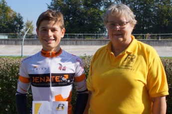 Felix Jerzyna ist „Geraer Nachwuchs-Radsportler des Monats September 2021“. Die Urkunde wurde überreicht vom Förderkreis-Vorstandsmitglied Ute Holfert.