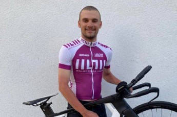 Gabriel Grozev übernimmt nach zwei Rennen der Rad-Bundesliga 2022 das Trikot als Bester Nach­wuchs­fahrer.