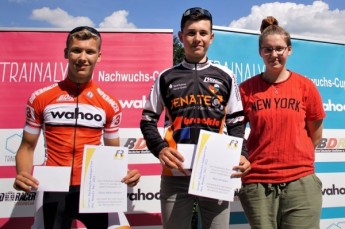 Der Förderkreis Radsport Gera, vertreten durch Jasmin Müller, ehrte Enzo Albersdörfer und Max Jerzyna für ihre gezeigten Leistungen als Geraer Nachwuchs-Radsportler der Monate Mai und Juni 2021.