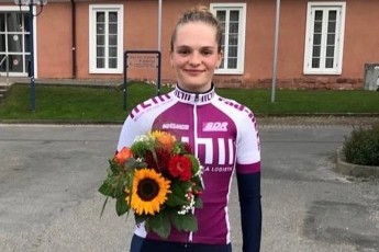 Lara Röhricht verteidigt das Trikot der besten U23-Nachwuchsfahrerin auch am vorletzten Renntag der Radbundesligasaison 2022. (Foto: Oneworldteam)