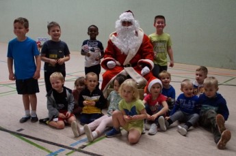 Freude bei den Sportkindern des SSV Gera über den Besuch des Weihnachtsmanns.