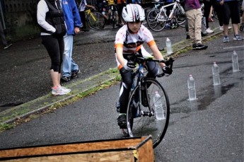 Die 10-jährige Lucia Wiencek gewinnt das Geschicklichkeitsfahren bei den Verbandsjugendspielen im Bahnradsport.
