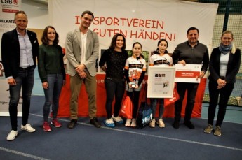 Der SSV Gera wurde mit dem Kinder- und Jugendsport-Preis 2022 geehrt. Die Ehrung nahmen entgegen: Vereinspräsident Olaf Albrecht sowie die Sportlerinnen Annelie Bergk und Lucia Wiencek.