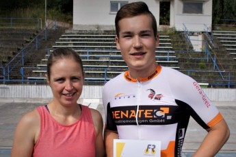 Benjamin Bock ist Geraer Nachwuchs-Radsportler des Monats Juni 2022. Heike Schramm vom Förderkreis Radsport überreichte die Urkunde.