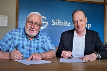 Unterzeichnung der Sponsorenvereinbarung zwischen dem SSV Gera 1990 e.V. und der Silbitz Group GmbH: Org-Leiter Reinhard Schulze und Geschäftsführer Dr. Torsten Tiefel.