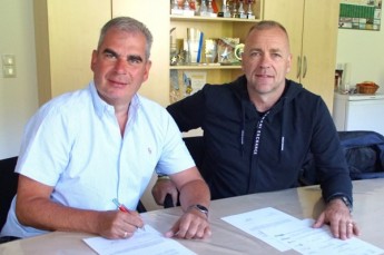 Jenatec-Geschäftsführer Peter Schmidt und SSV-Sportdirektor Bernd Herrmann unterzeichnen die Sponsorenvereinbarung zur Förderung des Radsportnachwuchses.