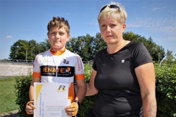 Ares Knoch ist Geraer Nachwuchs-Radsportler des Monats Juli 2022. Stephanie Wolter-Müller vom Förderkreis Radsport überreichte die Urkunde.