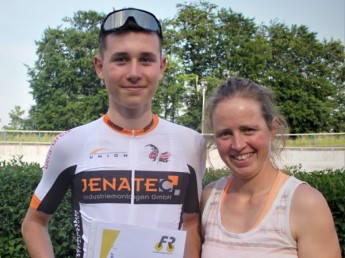 Max Jerzyna ist Geraer Nachwuchs-Radsportler des Monats Mai 2022. Die Urkunde überreichte seine Trainerin und Förderkreismitglied Heike Schramm.