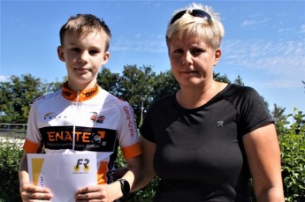 Paul Kroner ist Geraer Nachwuchs-Radsportler des Monats August 2022. Stephanie Wolter-Müller vom Förderkreis Radsport überreichte die Urkunde.