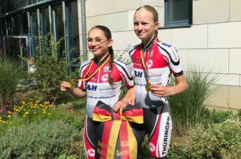 Enie Böttcher (Gera) und Finja Marie Hirschmann (Frankenhain) sind Deutsche Meisterinnen 2023 im Paarzeitfahren. 