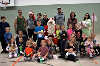 Der Weihnachtsmann überraschte die SSV-Sportkinder bei ihrem letzten Training in diesem Jahr.