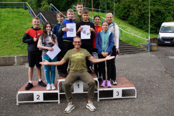 Olaf Ludwig gratuliert den Sechstklässlern vom Karl-Theodor-Liebe-Gymnasium zum Pokal-Gewinn.