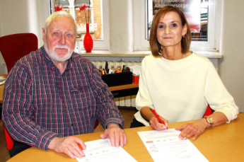 Kirstin Oettler und Reinhard Schulze unterzeichnen die Sponsorenvereinbarung für die Ostthüringen Tour.