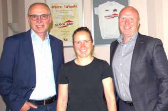Die Vertragspartner hoffen auf ein gutes Gelingen der 20. Ostthüringen Tour: Sportliche Leiterin Heike Schramm mit Uwe Klinger und  Mathias Lack.
